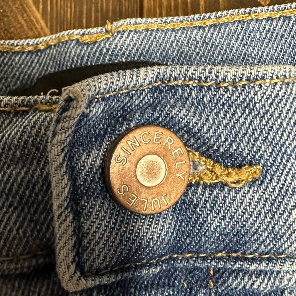Sincerely Jules•denim shorts• distressed/frayed
Size 3/26 - Picture 4 of 7